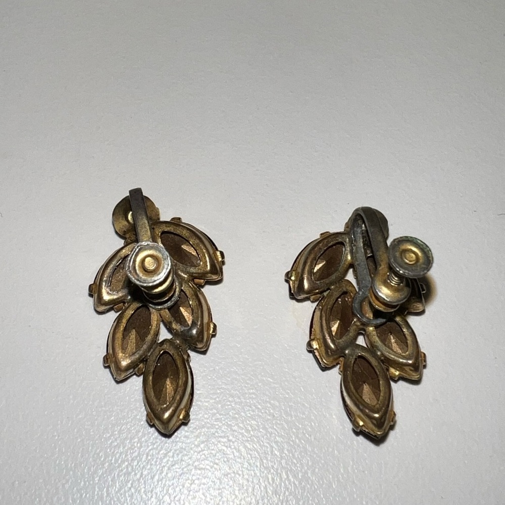 Vintage goldtone screw back earings red scarlet garnet color SEE PICTURE 2
